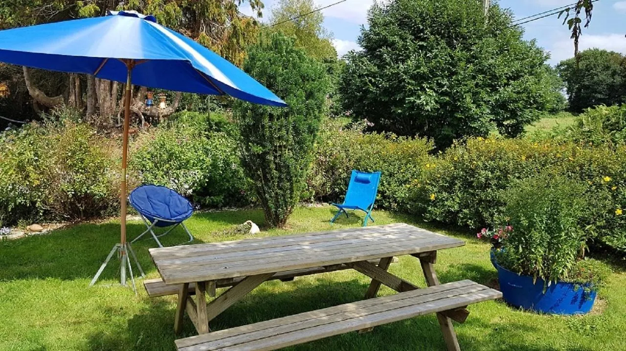 Bed & Breakfast Bungalow De Kermoal Trebrivan France